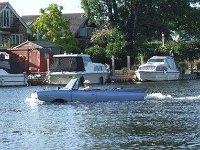 A leisurely drive on the Thames  A leisurely drive in the Thames